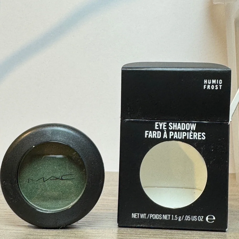 MAC Cosmetics Humid Frost Eyeshadow - Vibrant Green - Picture 1 of 3